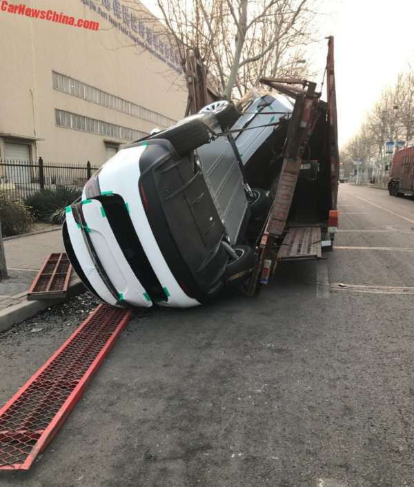 Tesla Model X упали с автовоза