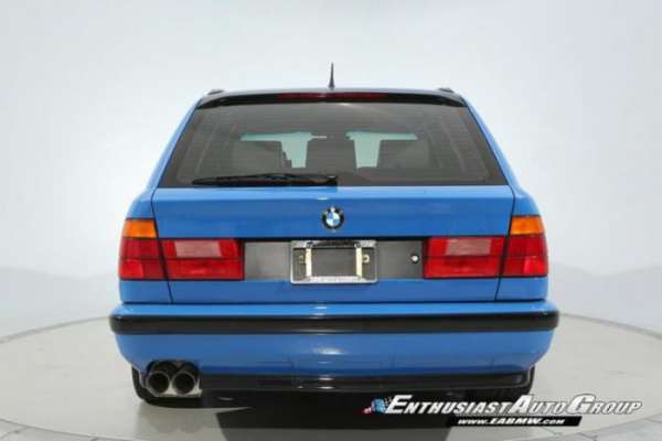 Голубой BMW M5 E34