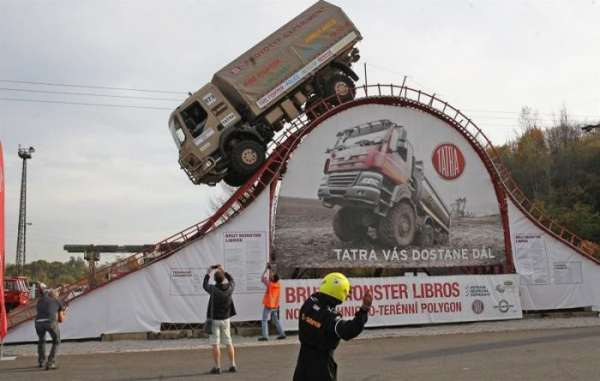 трюк на грузовике Tatra