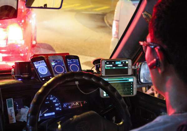 Зачем водителям такси в Гонконг нужны десяток смартфонов перед глазами