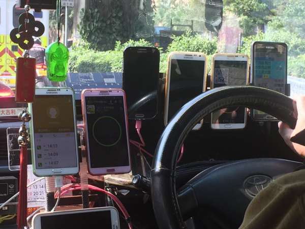 Зачем водителям такси в Гонконг нужны десяток смартфонов перед глазами
