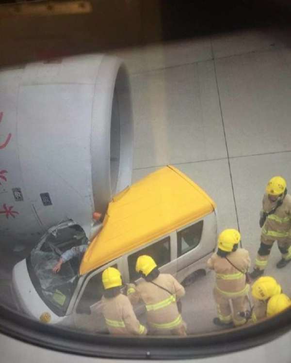 В аэропорту Гонконга служебный автомобиль столкнулся с самолетом 