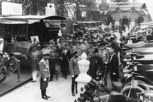 Автосалон в Санкт-Петербурге 1913 года