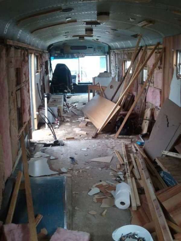 Школьный автобус, переделанный в дом на колёсах (20 фото)