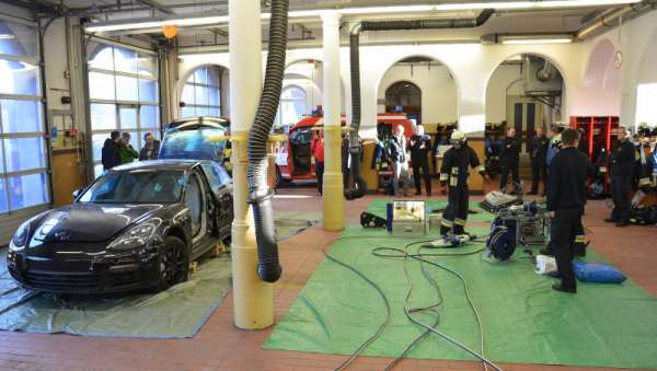 В Германии пожарные разрезали новую Porsche Panamera