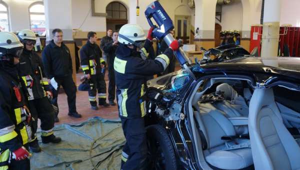 В Германии пожарные разрезали новую Porsche Panamera