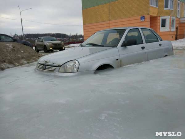 В Туле из-за коммунальной аварии автомобиль вмерз в лед