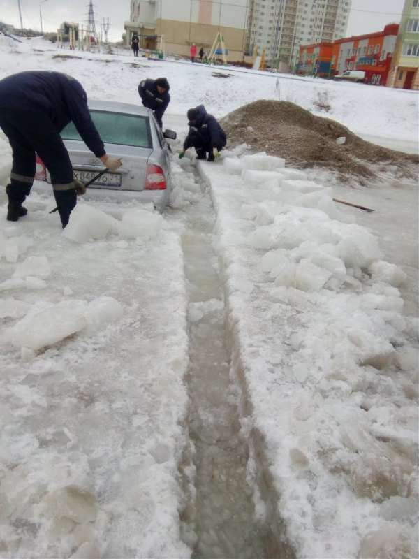 В Туле из-за коммунальной аварии автомобиль вмерз в лед