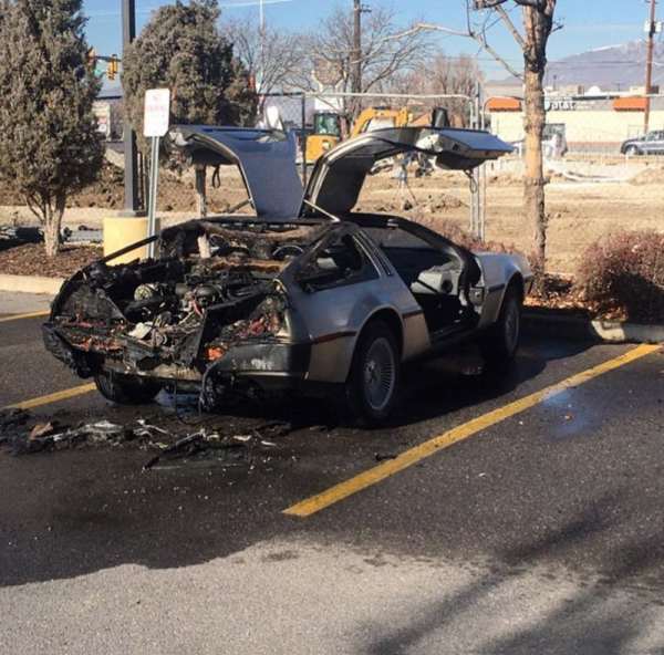 Редкий DeLorean сгорел на парковке