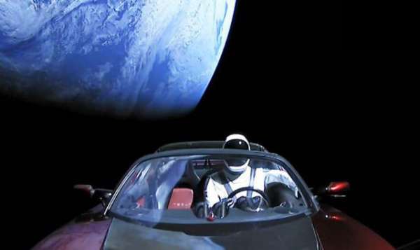 Tesla Roadster в космосе