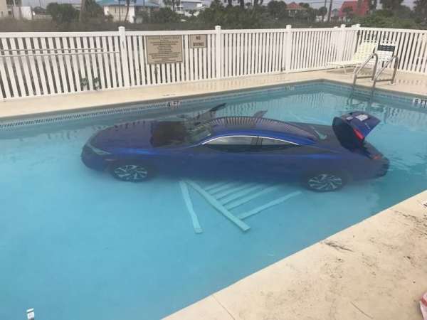 Женщина не поставила машину на "паркинг" и она уехала прямо в бассейн