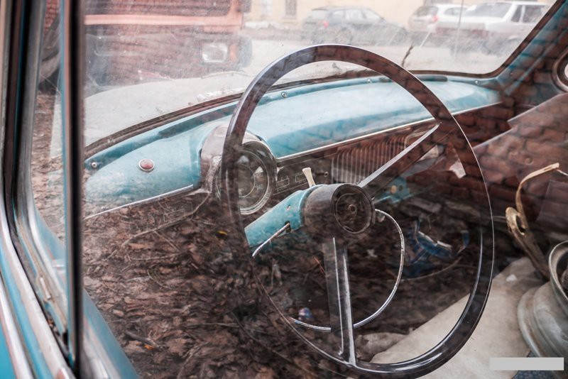 Кем-то забытый в московской промзоне советский автомобиль Москвич-407