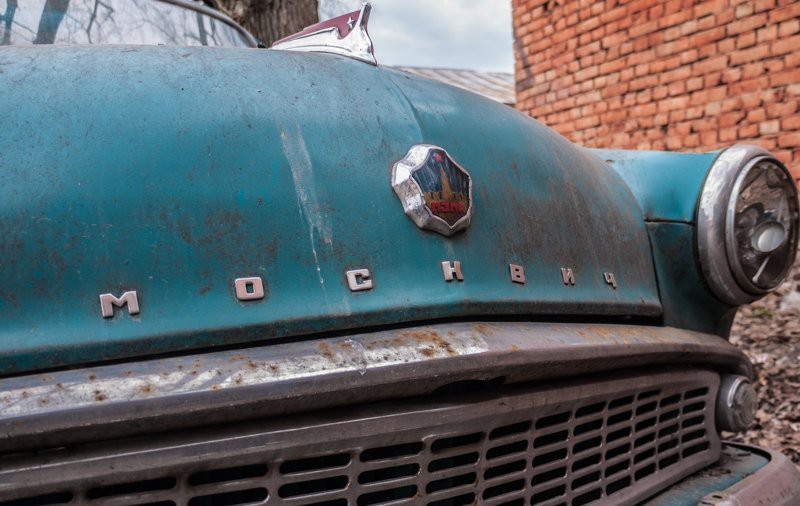 Кем-то забытый в московской промзоне советский автомобиль Москвич-407