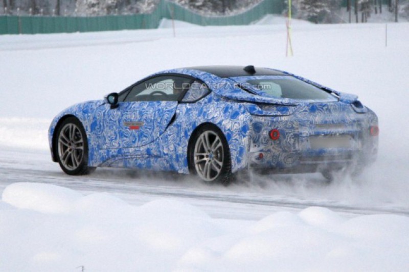 Снежные покатушки спортивного гибрида BMW