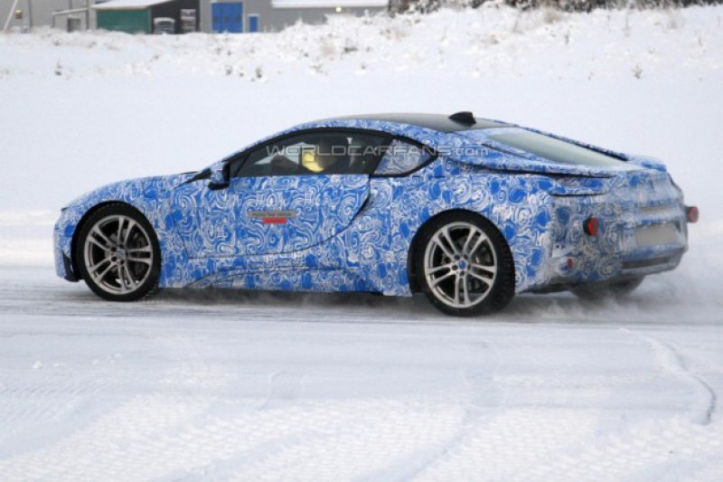 Снежные покатушки спортивного гибрида BMW