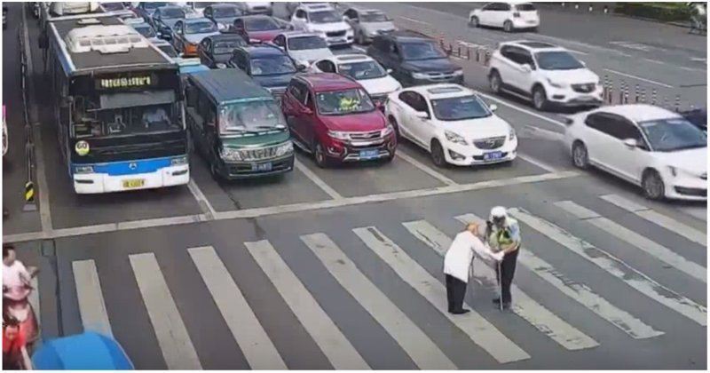 Китайский полицейский на своей спине перенес пенсионера через оживленную трассу