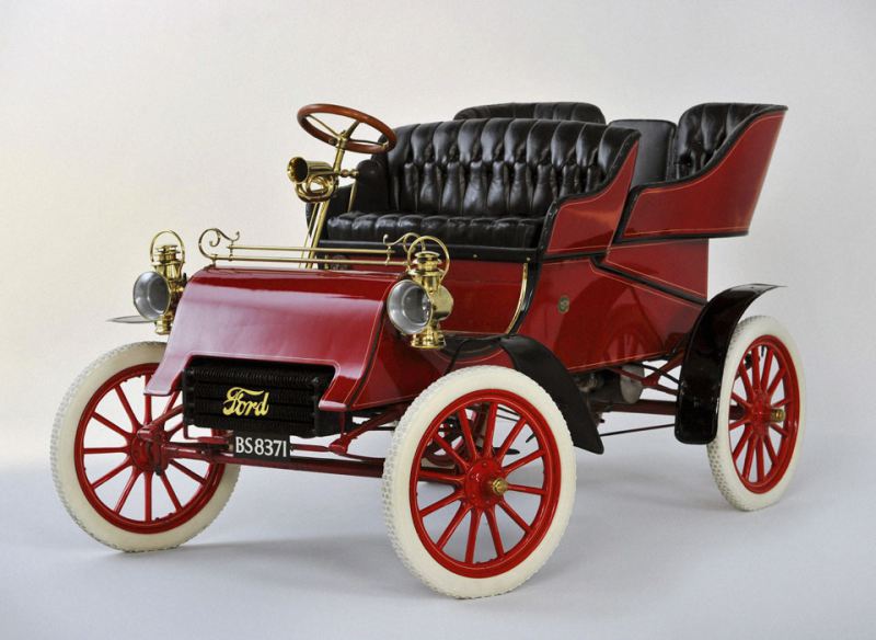 Первые автомобили известнейших брендов