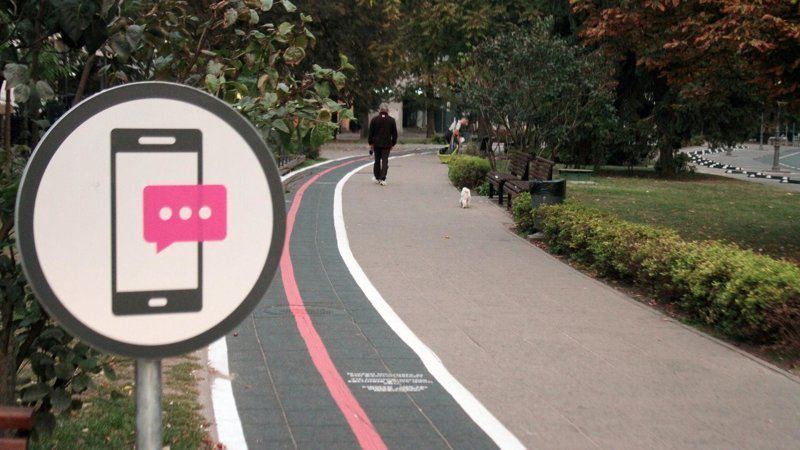 Ходячие мертвецы: как бороться с пешеходами со смартфонами?