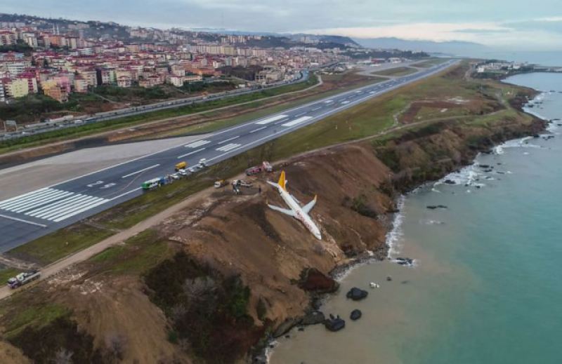 В Турции с посадочной полосы слетел самолет