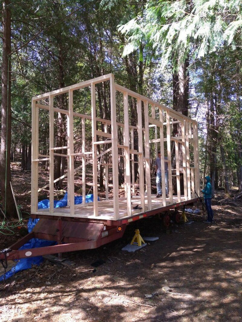 Молодой инженер соорудил уютный дом на колесах, потратив 15 тысяч