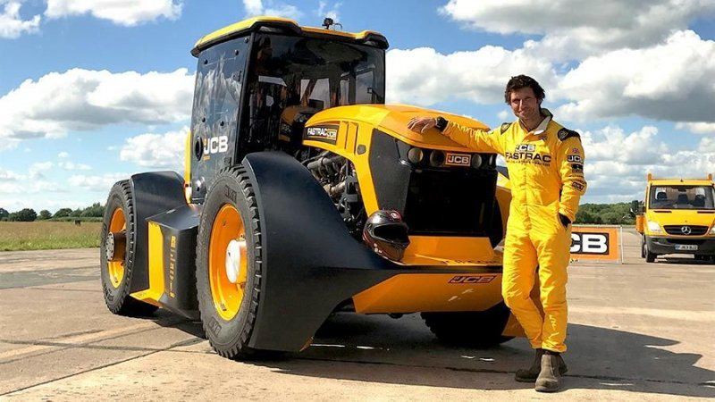 Британец установил рекорд скорости на доработанном тракторе JCB